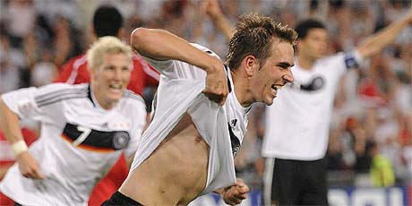 Lahm canta su gol ante Schweinsteiger y Ballack. (Foto: EFE)