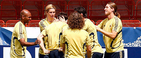 Varios jugadores de la seleccin bromean durante un entrenamiento. (Foto: EFE)