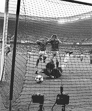 Arconada intenta salvar el balón lanzado por Platini que se convirtió en el primer gol de Francia en la final de 1984. (AFP)