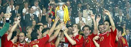 Los jugadores españoles levantan 'su' Copa de Europa. (EFE)