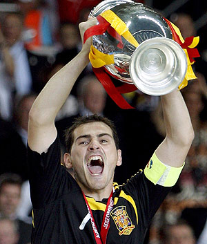 Casillas levanta el trofeo de la Eurocopa. (Foto: EFE)
