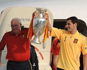 Luis Aragons y Casillas bajan del avin con la Eurocopa. (Foto: AFP)