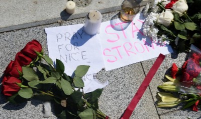 Flores, velas y mensajes escritos en solidaridad con las víctimas del atentado de NIza. 