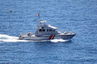 La Gendarmeria Nacional francesa patrulla el Paseo de los Ingleses desde el mar. 
