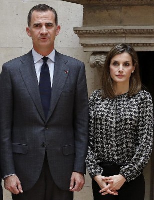 La Reina Letizia y el Rey Felipe VI, en la Embajada Francesa presentan sus condolencias.