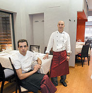 Sin carta. scar Val Louro, de pie, y Manuel Domnguez Carrete, chefs de este novedoso local donde la oferta cambia diariamente. (Foto: Bernab Cordn)