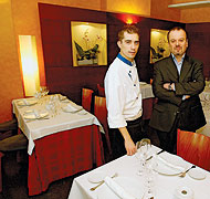 Clsicos renovados. Fabrizio Macciocu (izda.) e Ignazio Deias, chef y propietario, respectivamente, en el comedor del establecimiento. (Foto: Alberto Cullar)