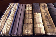 Ejemplares de ediciones antiguas de 'El Quijote'. (Foto: Jos Ayma).