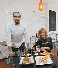 Japons a la espaola. Jos Luis Rojas y Vernica Silva , 'chef' y propietaria, respectivamente, de 'Sushi ol', recientemente inaugurado en Pozuelo. (Foto: Bernab Cordn)