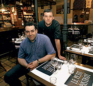 Galo genuino. Carlos Campillo (izda.) y Gregory Juuanlong-Bernadou, propietario y 'chef', respectivamente, de 'Le petit bistrot'. (Foto: Bernab Cordn)