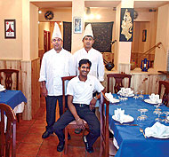 Un nuevo indio en Lavapis. Abu Bokor Siddik (sentado), dueo de 'Bombay Palace', con los cocineros Dashrath Singh Negi (izquierda) y Shipon Hossain Babu. (Foto: Diego Sinova)