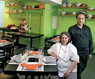 'La Gorda'. Carmen Delgado y Flix Martn, en su restaurante de cocina peruana decorado alegremente en tonos verde y naranja. (Foto: Diego Sinova).