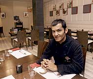 Innovacin a la japonesa. lex Moranda, el joven 'chef' de este establecimiento especializado en gastronoma nipona, ubicado junto a la Gran Va. (Foto: Bernab Cordn)