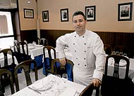 'Trattoria' por antonomasia. Marco di Tullio, cocinero y propietario de 'Casa Marco', en el pequeo comedor de su establecimiento. (Foto: Quique Fidalgo)
