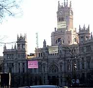 Chus García Fraile ha llenado de post it algunos de los edificios más emblemáticos de Madrid.