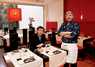 A la conquista de Occidente. Guao Jiang Quiang (sentado) y Masaya Ohama, encargado y cocinero respectivamente de 'Nipon Taro'. (Foto: Bernab Cordn)