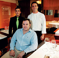 Fusin europeo-asitica. De izda. a dcha., Chema Martnez (jefe de sala), igo Peralta (gerente) y Leonardo Gmez (jefe de cocina). (Foto: Bernab Cordn)