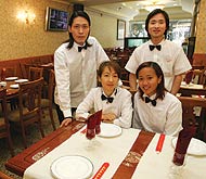 Un chino para chinos. El equipo de 'Buen gusto': de pie, Antonio Hu y Guo ying; sentadas, Yue Chen y Lisa Yu. (Foto: Bernab Cordn)