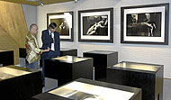 El fotgrafo, Csar Saldivar, en la sala de exposiciones. (Foto: Paco Toledo)