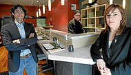 el dueo Pedro de Len; el cocinero, Luis Arvalo, y la matre, Mnica Fernndez, en esta nueva sede del exotismo culinario.