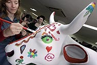 Una artista pinta una vaca durante la presentacin de la 'Cow Parade' madrilea. (Foto: EFE)