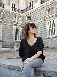 La artista, sentada a las puertas del Palacio Real (Foto: G.C.)