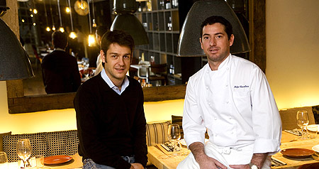 Yago Giner, gerente del restaurante, y Felipe Chacaltana, cocinero. | Q. Fidalgo
