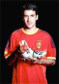 Raúl llevará su nombre bordado en las botas - 2002 | España