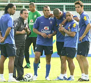 Parreira da instrucciones a Ronaldinho, Kaká, Roberto Carlos... en un entrenamiento en Suiza de Brasil.(Foto: AP)