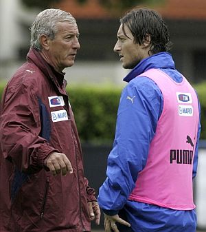 Lippi charla con Totti durante un entrenamiento reciente. (Foto: AP)