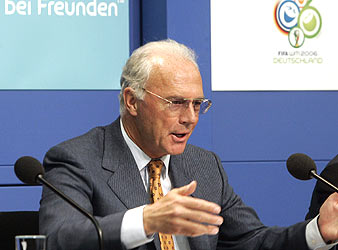 Beckenbauer, durante una conferencia de prensa. (Foto: AP)