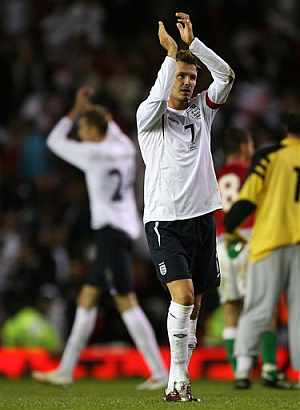 Beckham saluda al pblico tras su actuacin en el amistoso contra Hungra. (Foto: AP)
