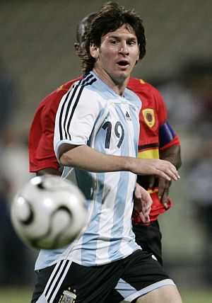Messi recibe un baln durante el partido ante Angola. (Foto: AP)