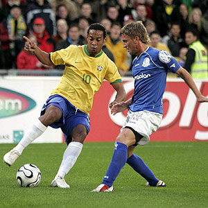 Ronaldinho controla un baln durante el ltimo partido. (Foto: EFE)