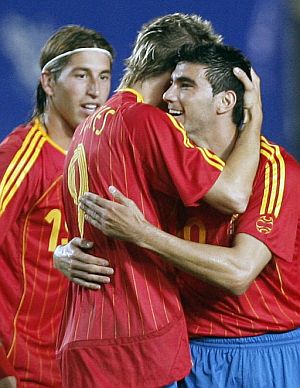 Torres abraza a Reyes, autor del magnfico segundo gol. (Foto: EFE)