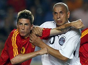 Torres intenta zafarse del marcaje de Gomaa. (Foto: AP)