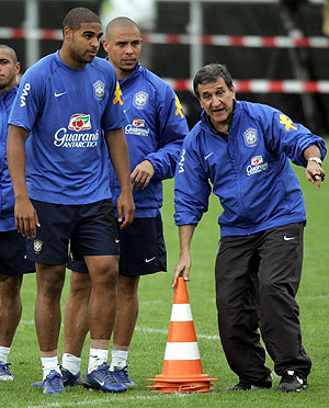 Parreira dirige un entrenamiento en presencia de Adriano. (Foto: AFP)