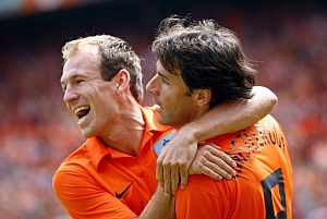 Robben y Van Nistelrooy celebran el gol holands. (Foto: AP)