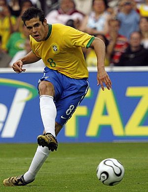 Kak dispara para marcar el tercer gol de Brasil. (Foto:AFP)