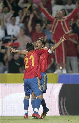 Ral celebra con Villa el gol ante Egipto. (Foto: EFE)