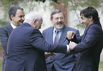 Luis y Ral bromean con Zapatero y Lissavetzky. (Foto: AP)