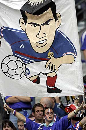 Un aficionado francs muestra una pancarta con la caricatura de Zidane. (Foto: AP)