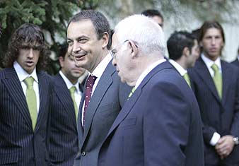 Zapatero y Aragons 'pasan lista' a la seleccin. (Foto: AP)