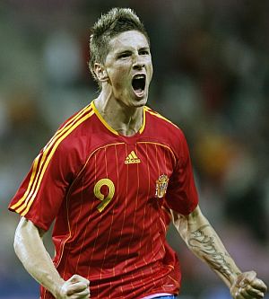 Fernando Torres celebra su gol, que dio la victoria a Espaa en el ltimo minuto. (Foto: AFP)
