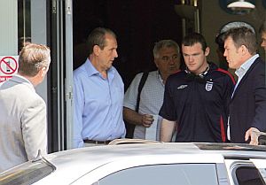 Rooney, a la salida del centro donde se le practic el escner. (Foto: AFP)