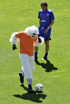 El 'oso panda', protagonista en el entrenamiento holandés. (Foto: REUTERS)