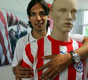Santa Cruz posa con un maniqu vestiado con la camiseta paraguaya. (Foto: AP)