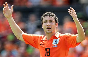 Mark van Bommel, con la elstica 'orange'. (Foto: AP)