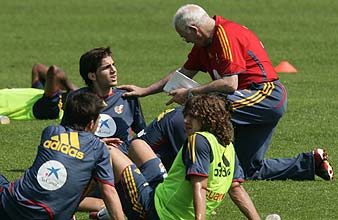 Aragons charla con Cesc en el ltimo entrenamiento. (Foto: REUTERS)