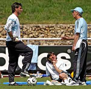 Pekerman (dcha.) dialoga con Abbondanzieri (izda.) y Messi. (Foto: AP)